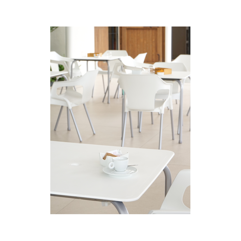 Conjointe de 4 Fauteuils VIVO et Table RAYUA pas cher. Acheter ense...