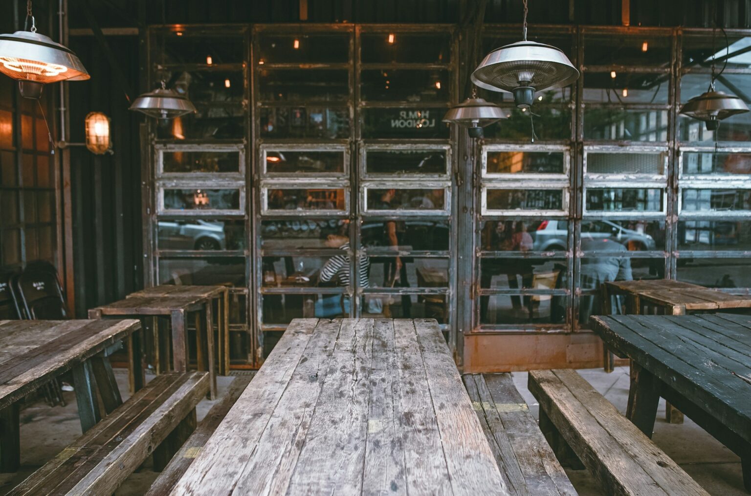 Une table en bois dans un restaurant rustique.