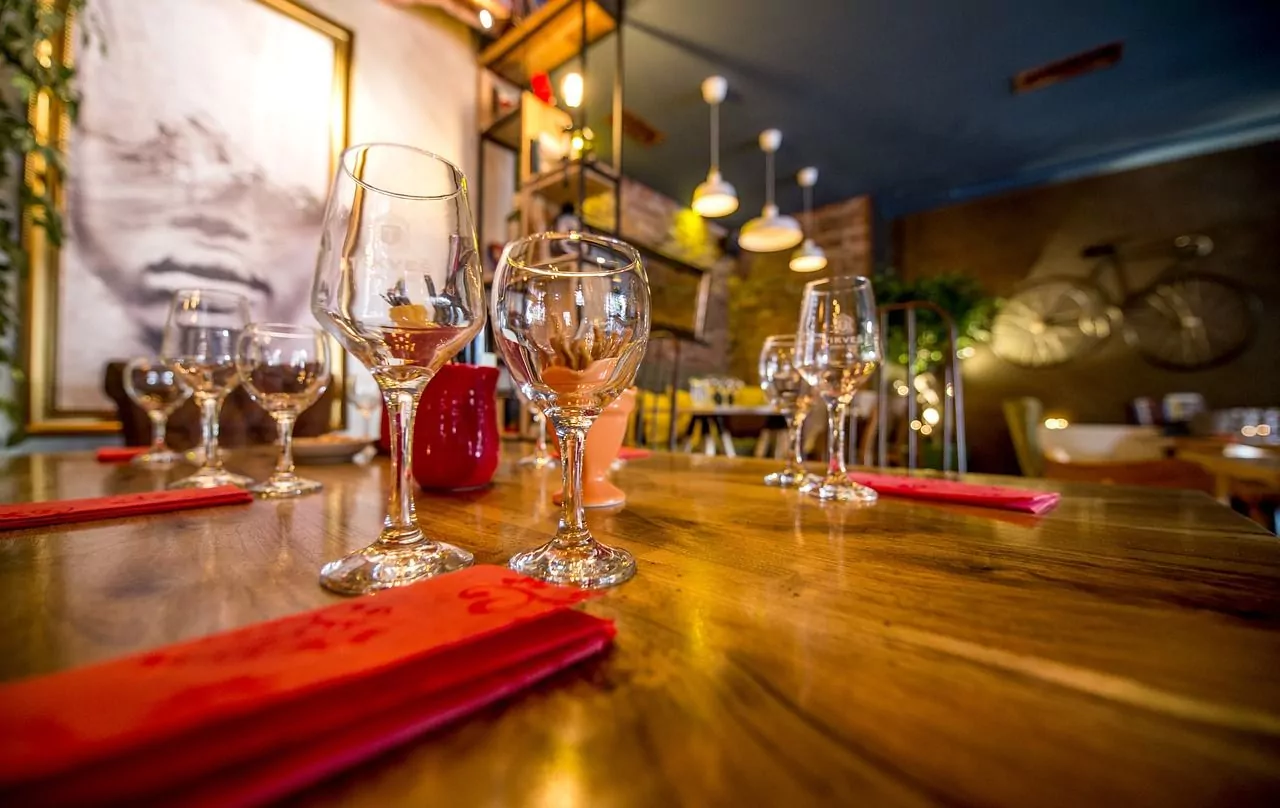Plusieurs types de verres sur une table.